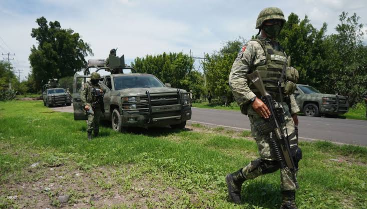 Elements of @SEDENAmx clashed with armed individuals in Santa María del Oro, Jalisco, on the border with Michoacán. After the exchange of fire, 2 of the aggressors were injured and arrested along with several of their accomplices and firearms were seized @zona3noticias