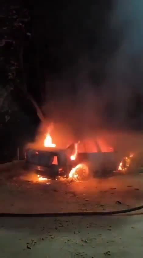 Acapulco - Guerrero Depuis hier soir, ils se frappent avec des seaux, là au kilomètre 30. - Le nombre officiel est de 2 morts - Le nombre officieux est de 7 à 10 morts. Il y a des équipes de toutes les couleurs dans la zone.