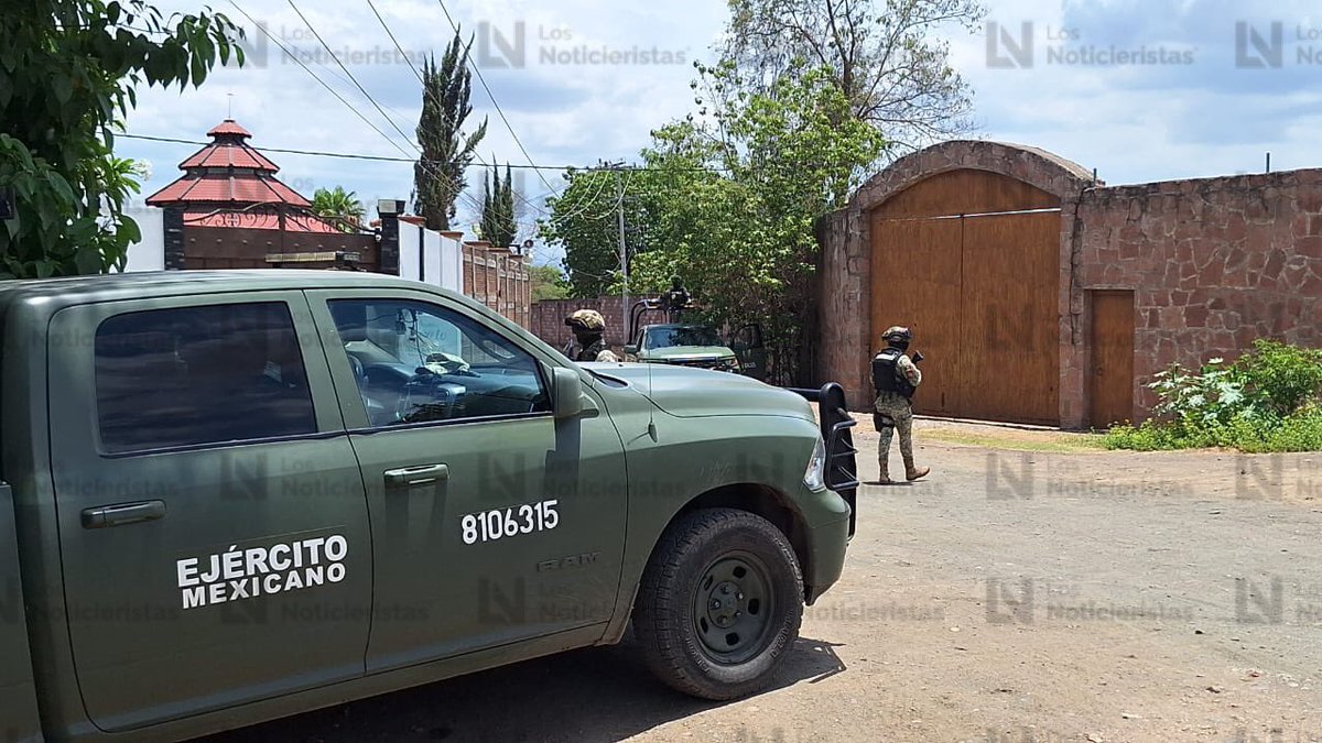 Shot dead and wrapped in a red blanket, tied with transparent tape and half-covered with local leaves, a man was found near the Tamazula River, in the El Barrio neighborhood, east of Culiacán.