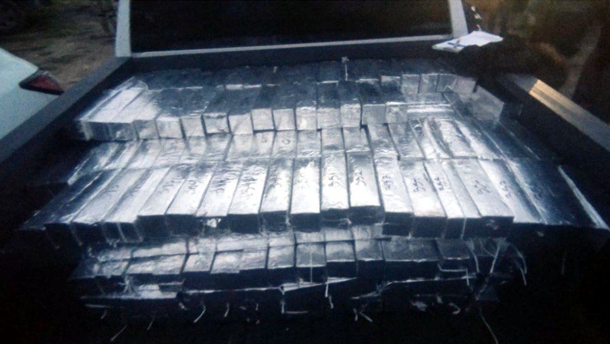 Tlajomulco de Zúñga, Jalisco: The official version is that the teams were heading toward La Teja when they suddenly spotted a dry box with a large nail in it, in which they found 480 kilos of crystal. No arrests were made. Estimated damage: 50 million pesos.