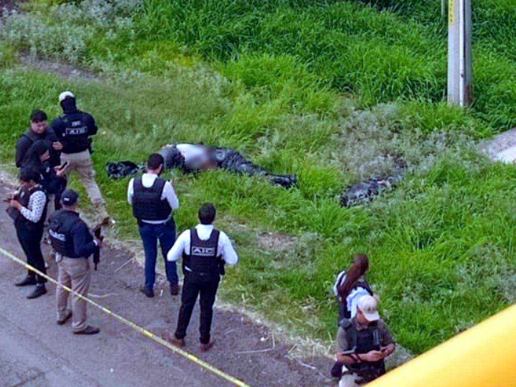 Villagrán, Guanajuato: Three bodies were left in the Celaya-Salamanca area, tortured, tied up, and with bags over their heads. Unofficial report: Two men and one woman. This is the total number of bodies left in that area in the last two months.