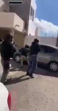 El cártel del norte de México, Los Salazares, asalta un punto de venta de drogas de un cártel rival en Guaymas, Sonora.
