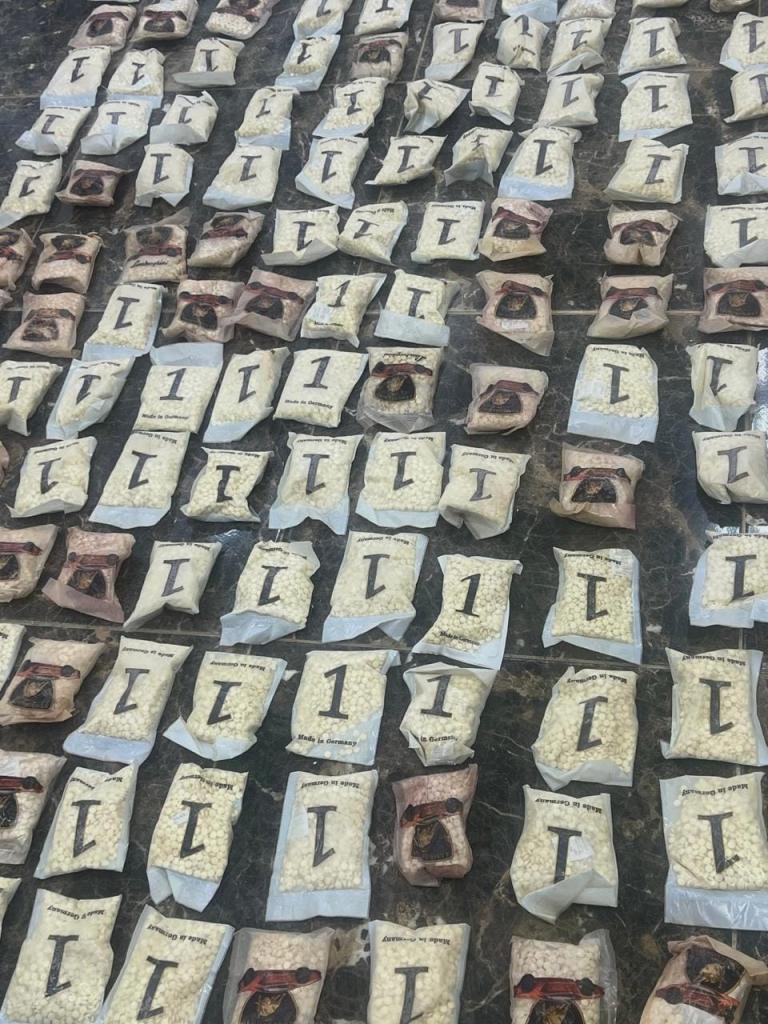 Hier soir, l'armée jordanienne a déjoué deux tentatives d'infiltration de trafiquants de Captagon en provenance du sud de la Syrie. Des centaines de milliers de comprimés de Captagon ont été saisis. Les emballages arborent le logo Lamborghini et la mention  Made in Germany , désormais la plus répandue.