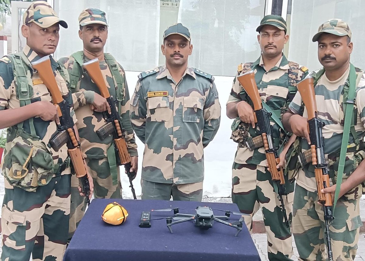 La BSF y la Policía de Punjab capturan a dos contrabandistas y recuperan dos drones con heroína en importantes operaciones antinarcóticos en la frontera de Punjab. Drones con heroína incautados en Fazilka y Amritsar; contrabandistas capturados en Ferozepur.