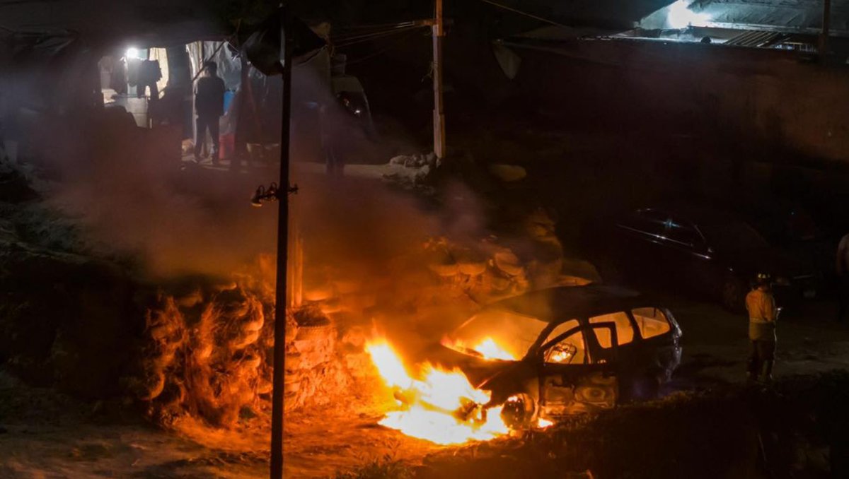 Tijuana, BC - While riding in a vehicle on Ernesto Reidel Street (Cañón Miramar neighborhood), three people were shot. One of them escaped, and two more were shot and killed, their bodies later burned. The person who escaped was wounded by a gunshot wound to the shoulder and suffered burns on various parts of his body.