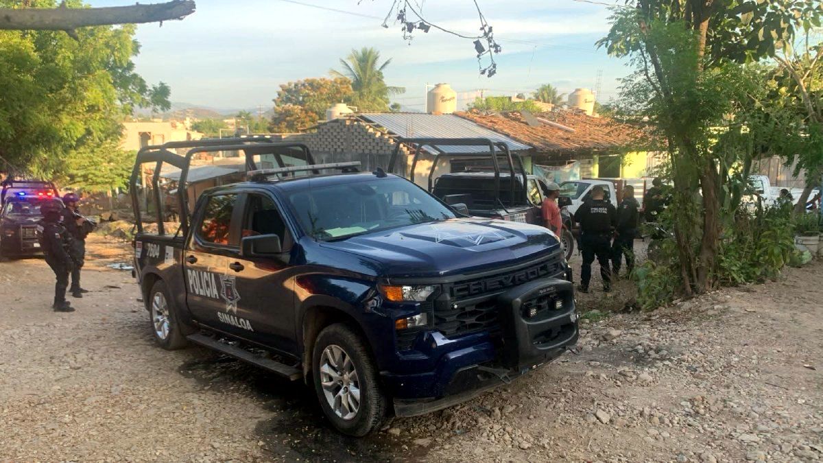 Tecualilla, Sinaloa - La Sécurité publique de Sinaloa confirme : - 2 policiers blessés. Ils ont été attaqués par des criminels alors qu'ils patrouillaient sur l'autoroute Mazatlán-Tepic ; après l'attaque, les assaillants ont relâché des membres du gang Black.