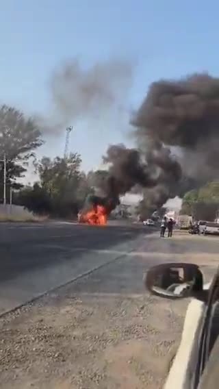 Jalisco under fire: the CJNG cartel has attacked the civilian population, setting their vehicles on fire after a federal operation in Tapalpa to arrest one of its leaders.